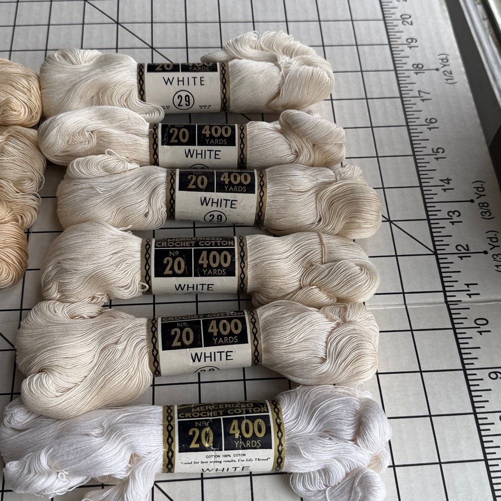 Lot/9 Vintage Daisy Lily Mercerized Crochet Cotton No 20 400 Yards White Thread - Picture 3 of 7